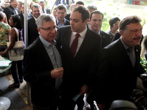 Na foto, prefeito Elias Gomes (E) com o governador Paulo Câmara