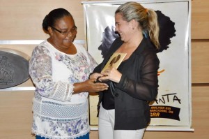 Judite Botafogo (presidente do ITV-PE) recebendo troféu Dona Santa Foto: Rômulo França