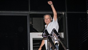 José-Dirceu-punho-erguido-Eduardo-Knapp-Folhapress