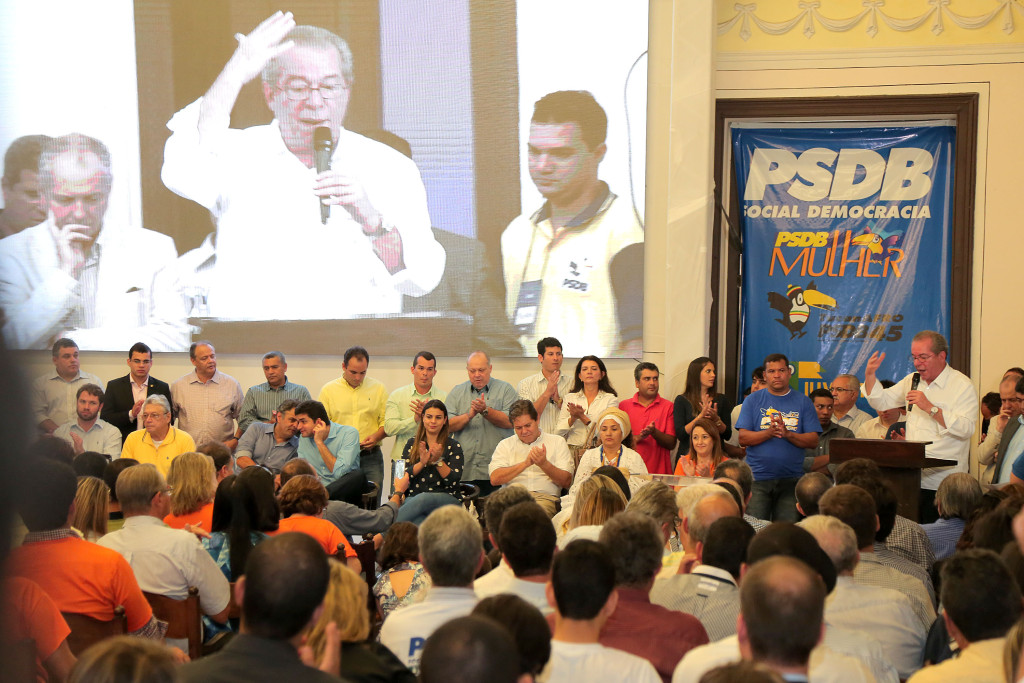 Senador Aécio Neves (MG), presidente nacional do PSDB em Maceió para posse do presidente de Teotonio Vilela Filho, ex-governado de Alagoas, para o Diretório Estadual do partido. Esta será a terceira vez que Téo Vilela irá ocupar a presidência estadual, para a qual foi eleito para o biênio 2015/2016. Por três vezes, Teotonio foi presidente do Diretório Nacional do partido. Aécio também lançará em Maceió a campanha nacional de filiação ao PSDB. A cidade é administrada pelo também tucano, Rui Palmeira.
