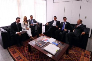 Comissão des deputados que elaborará o Estatuto da Juventude com o senador Aécio Neves