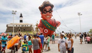 650x375_boneco-da-bandilma-foi-a-principal-atracao-do-protesto-na-farol-da-barra_1569691
