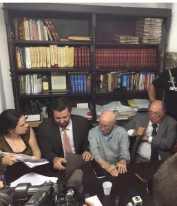 Líder do PSDB, Carlos Sampaio, ao lado de juristas na manhã desta quinta-feira em SP