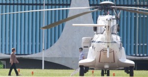 a-presidente-dilma-rousseff-embarcou-em-helicoptero-que-a-levou-para-a-base-aerea-de-brasilia-onde-deu-inicio-a-viagem-a-washington-1333898996274_956x500