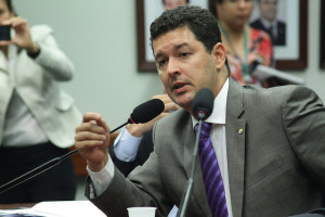 "O governo deveria se concentrar, agora, em resolver esse problema, e não fazer anúncios de programas apenas para gerar notícias"