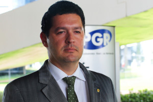 O parlamentar considera justas as isenções previstas na Lei Anticorrupção, mas discorda de que a retomada da atuação de tais empresas junto ao poder público ocorra de forma imediata