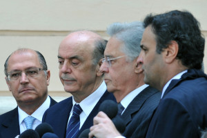 Belo horizonte, MG - políticos do PSDB falam com a imprensa durante velório do ex presidente Itamar Franco