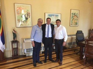Presidente do PSDB-PE, Antônio Moraes (E), governador Paulo Câmara, e prefeito de Chã Grande, Diogo Alexandre, em audiência no Palácio do Campo das Princesas, sede do governo estadual