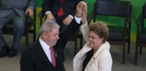 17mar2016---ex-presidente-luiz-inacio-lula-da-silva-ao-lado-da-presidente-dilma-rousseff-toma-posse-como-ministro-chefe-da-casa-civil-em-brasilia-1458224616102_615x300