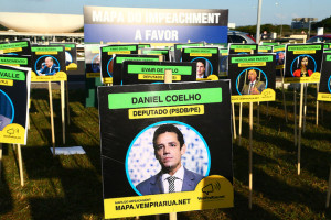 Instalado em frente ao Congresso, Mapa do impeachment destaca posição de Daniel em favor do impeachment