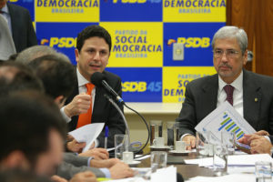 Ministro Bruno Araújo (E) com o líder do PSDB na Câmara, Antônio Imbassahy