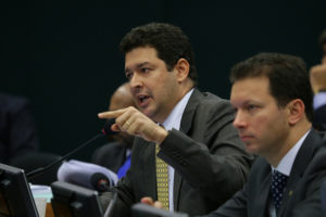 Betinho Gomes (centro da foto) ao lado do deputado Nelson Marchezan Jr, os representantes do PSDB no Conselho de Ética