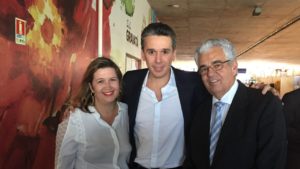 A tucana Izabel Urquiza, o secretário estadual de Turismo, Felipe Carreras, e o presidente do PSDB-PE, Antônio Moraes