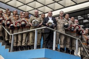 gov.-pedro-taques-entrega-500-novos-capacetes-gallet-para-corpo-de-bombeiros-14-300x200