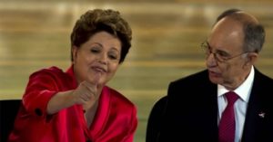 11fev2014---dilma-rousseff-gesticula-ao-lado-do-presidente-nacional-do-pt-rui-falcao-durante-evento-comemorativo-dos-34-anos-do-partido-em-sao-paulo-1396865655290_956x500