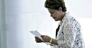 20160510-dilma-lendo