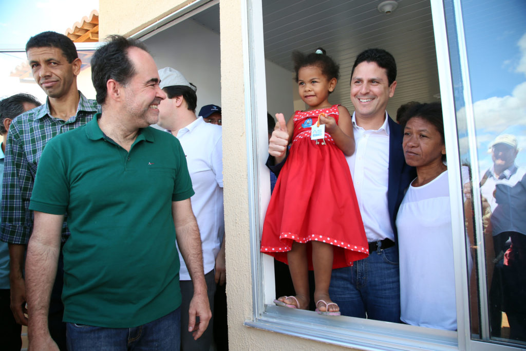Ministro das Cidades Bruno Araújo participa de cerimônia de entrega de unidades residenciais do programa Minha Casa, Minha Vida.