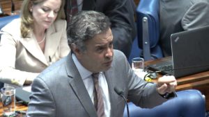 Aécio defende condução de Serra no Mercosul
