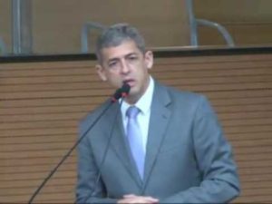 “Quem perdeu a confiança da população não pode continuar governando”, diz André Régis