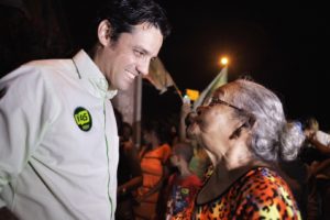 Candidato realiza caminhada em comunidade do Grande Recife. Foto: Tom Cabral