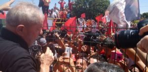 21set2016---lula-sauda-populacao-na-chegada-a-juazeiro-do-norte-ce-o-ex-presidente-comeca-nesta-quarta-feira-um-tour-por-cidades-do-nordeste-onde-fara-campanha-para-candidatos-do-pt-1474469349837_615x300