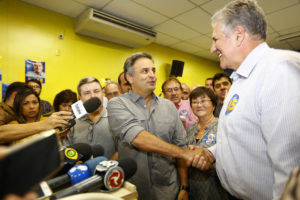 Belo Horizonte_MG, 30 de Outubro de 2016 Joao Leite, candidato a prefeito da Coligacao "Juntos por BH" (PSDB, PPS, PP, DEM, PRB e PRTB), acompanhado do senador Aecio Neves, durante coletiva apôs apuração das eleicoes. Fotos: Gustavo Baxter / NITRO