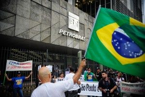 manifestantes-protestam-contra-a-corrupcao-com-caminhada-do-centro-do-rio-ate-a-sede-da-petrobras-foto-tomaz-silva-agencia-brasil_0006-300x200