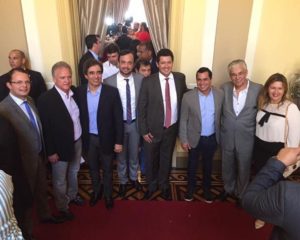 Na foto, Izabel ao lado do presidente do PSDB-PE, Antônio Moraes, e outros integrantes do PSDB