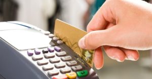 midia-indoor-cartao-pagamento-compra-economia-consumidor-credito-debito-financa-loja-varejo-transacao-dinheiro-1375120613648_956x500