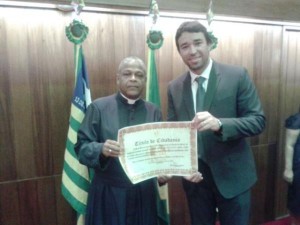 marden-entrega-titulo-de-cidadao-piauiense-ao-padre-nilton--248333