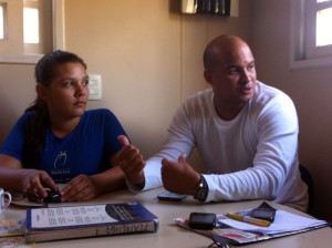 Juliana Lima e David Lucas, aluna e coordenador da Fekaen