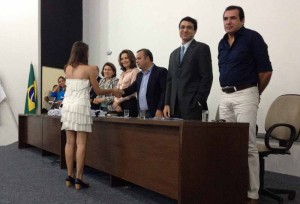 Rogério entrega diploma de formanda do Metrópole