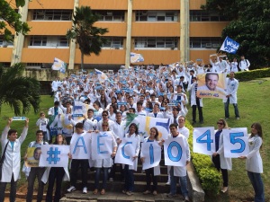 Médicos e estudantes de medicina em ato de apoio a Aécio Neves (1)