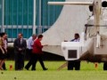 24dez2013-a-presidente-dilma-rousseff-embarca-em-helicoptero-no-palacio-do-alvorada-em-brasilia-rumo-a-vitoria-es-dilma-sobrevoou-as-areas-atingidas-pela-chuva-no-estado-1387889915349_956x500-300x157
