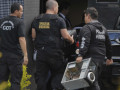 Braslia - A Polcia Federal (PF) prendeu, na manh de hoje (29), pelo menos 20 pessoas, durante a Operao Monte Carlo, que desmontou uma quadrilha que explorava mquinas caa-nqueis e pagava propina para agentes pblicos de segurana. Entre os presos est o chefe do grupo, Carlinhos Cachoeira, empresrio de Goinia. os Agentes chegam sede da PF com material apreendido e pessoas detidas na Operao Monte Carlo