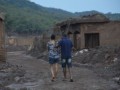 Mariana (MG) - Após o rompimento de duas barragens na última quinta-feira (5), moradores voltam ao vilarejo para para auxiliar bombeiros e homens da Defesa Civil nas buscas (Antonio Cruz/Agência Brasil)