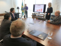Governador Beto Richa recebe a diretoria da Santa Casa de Misericórdia de Curitiba, que apresentou o Projeto Coração Artificial, aparelho que prolonga a vida de quem aguarda por um transplante cardíaco. Participaram do encontro, o secretário estadual da Saúde, Michele Caputo Neto, a coordenadora e cardiologista responsável pelo Programa de Transplante Cardíaco da Santa Casa, Dra. Lidia Zytynski Moura, o provedor da Santa Casa de Misericórdia de Curitiba, irmão Frederico Unterberger, o diretor geral da área de saúde do Grupo Marista, Alvaro Quintas e o superintendente de Unidades Hospitalares Próprias da Secretaria de Estado da Saúde, Charles London. Na foto, Dra. Lidia Zytynski Moura detalha o Projeto ao governador. Curitiba, 05/11/2015. Foto: Arnaldo Alves/ANPR