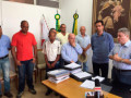 prefeito-e-moradores-de-mariana-1024x682-300x200