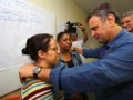 MAriana -08/11/2015- O Senador Aecio Neves visitou a cidade de Mariana e fez um sobrevoo nos distritos afetados pelo rompimento das barragens da MIneradora Samarco na manha deste domingo. NA foto o senador Aecio se encontra com familiares e vitimas da tragedia. Foto Emmanuel PInheiro