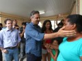 MAriana -08/11/2015- O Senador Aecio Neves visitou a cidade de Mariana e fez um sobrevoo nos distritos afetados pelo rompimento das barragens da MIneradora Samarco na manha deste domingo. NA foto o senador Aecio se encontra com familiares e vitimas da tragedia. Foto Emmanuel PInheiro