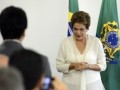 Brasília - A presidenta Dilma Rousseff assina decreto que regulamenta a Zona Franca Verde de Macapá e Santana (AP) em solenidade no Palácio do Planalto (José Cruz/Agência Brasil)