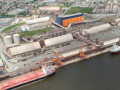 Paranaguá- PR- Brasil- 02/03/2015- O Porto de Paranaguá vai investir R$ de R$ 45 milhões em manutenção, ampliação e melhorias. Os recursos são do caixa da Administração dos Portos de Paranaguá e Antonina (Appa) e foram autorizados pelo governador Beto Richa na sexta-feira (27). O secretário de Infraestrutura e Logística, José Richa Filho, disse que os investimentos fazem parte da meta de modernizar cada vez mais os Portos do Paraná. “Temos investido fortemente em Paranaguá e Antonina para tornar nossos portos mais eficientes”, afirmou José Richa Filho. Ele lembrou que os investimentos aplicados no Porto são oriundos de receitas tarifárias que a APPA arrecada e reinveste na estrutura portuária. OS INVESTIMENTOS - Entre os investimentos está a contratação de empresa especializada para a elaboração do Estudo de Impacto Ambiental necessário para a ampliação da cais. O governador também liberou a licitação dos serviços de manutenção preventiva e corretiva das 121 defensas atuais, além da instalação de 91 novas defensas. As defensas são equipamentos constituídos de grandes peças de borracha e placas. Elas servem para auxiliar a atracação de navios com maior segurança, estabilizando a embarcação na hora de encostar no cais. O serviço será feito em todo o cais comercial e no píer de produtos inflamáveis. O investimento será de R$ 15,5 milhões. Foto: ANPr