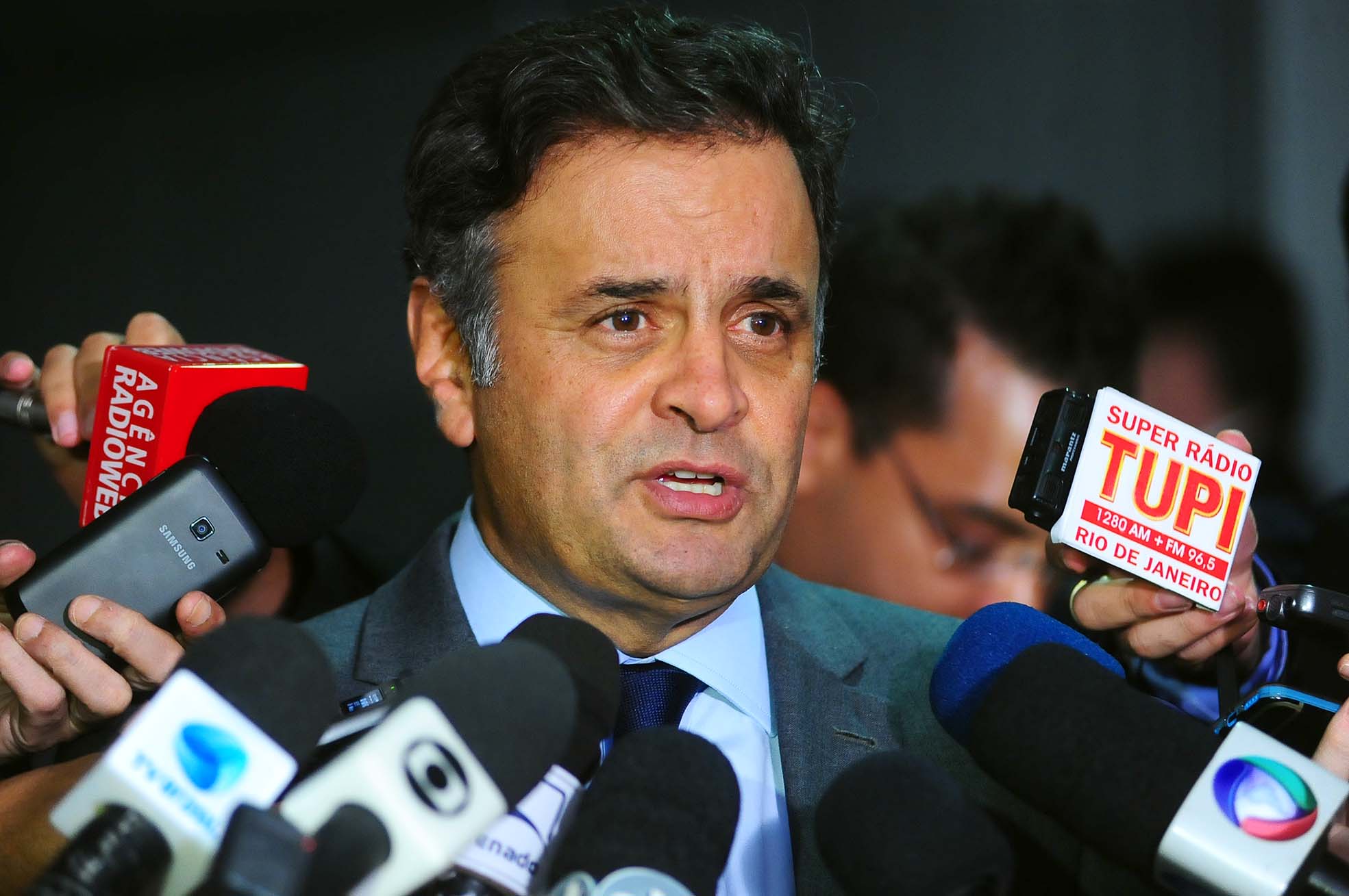 Aécio: Dilma segue ignorando gravidade da crise e erra ao atacar oposições