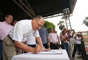 O governador do estado de  São  Paulo, da inicio às obras de 592 moradias do condomínio Barra do Jacaré, na zona norte da Capital.Data: 17/10/2015. Local: São Paulo/SP.  Foto: Gilberto Marques/A2img