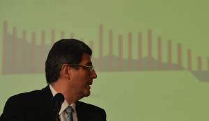 Os ministros da Fazenda, Joaquim Levy, e do Planejamento, Nelson Barbosa, falam sobre a redução da meta de superávit primário deste ano, durante coletiva no ministério da fazenda (Marcello Casal Jr/Agência Brasil)