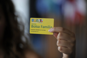BIE - Banco de imagens externas - Está pronto para ser votado pela Comissão de Assuntos Econômicos (CAE) projeto de lei que visa a incentivar a contratação de beneficiários do Bolsa Família por empresas. De autoria do senador licenciado Alvaro Dias (PSDB-PR), a matéria tem parecer favorável, com uma emenda, do relator, senador Ciro Nogueira (PP-PI). O Projeto de Lei do Senado (PLS) 433/2008 permite que a pessoa jurídica que contratar beneficiário do Programa Bolsa Família possa deduzir valor equivalente ao benefício do Bolsa Família da contribuição patronal devida à Seguridade Social. A proposição também prevê que, necessariamente, o empregado tenha o benefício suspenso durante todo o período em que durar seu vínculo com a empresa.  Foto: Jefferson Rudy/Agência Senado
