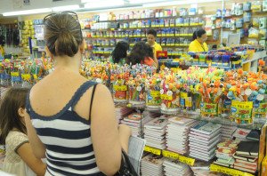 Brasília - Proximidade do fim das férias leva pais de alunos a papelarias em busca do material escolar