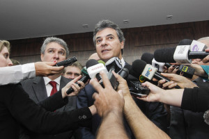 Governador Beto Richa, com equipe de secretários leva até a Assembleia Legislativa, a Lei Orçamentária Anual e o Plano Plurianual. Curitiba, 30/09/2015. Foto: Pedro Ribas/ANPr