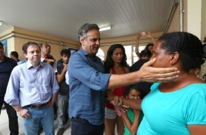 MAriana -08/11/2015- O Senador Aecio Neves visitou a cidade de Mariana e fez um sobrevoo nos distritos afetados pelo rompimento das barragens da MIneradora Samarco na manha deste domingo. NA foto o senador Aecio se encontra com familiares e vitimas da tragedia. Foto Emmanuel PInheiro