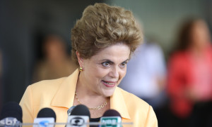 Brasília- DF 05-04-2016 Presidenta, Dilma durante visitaà aeronave KC-390 da Embraer na base Aérea de Brasilia. Foto Lula Marques/Agência PT
